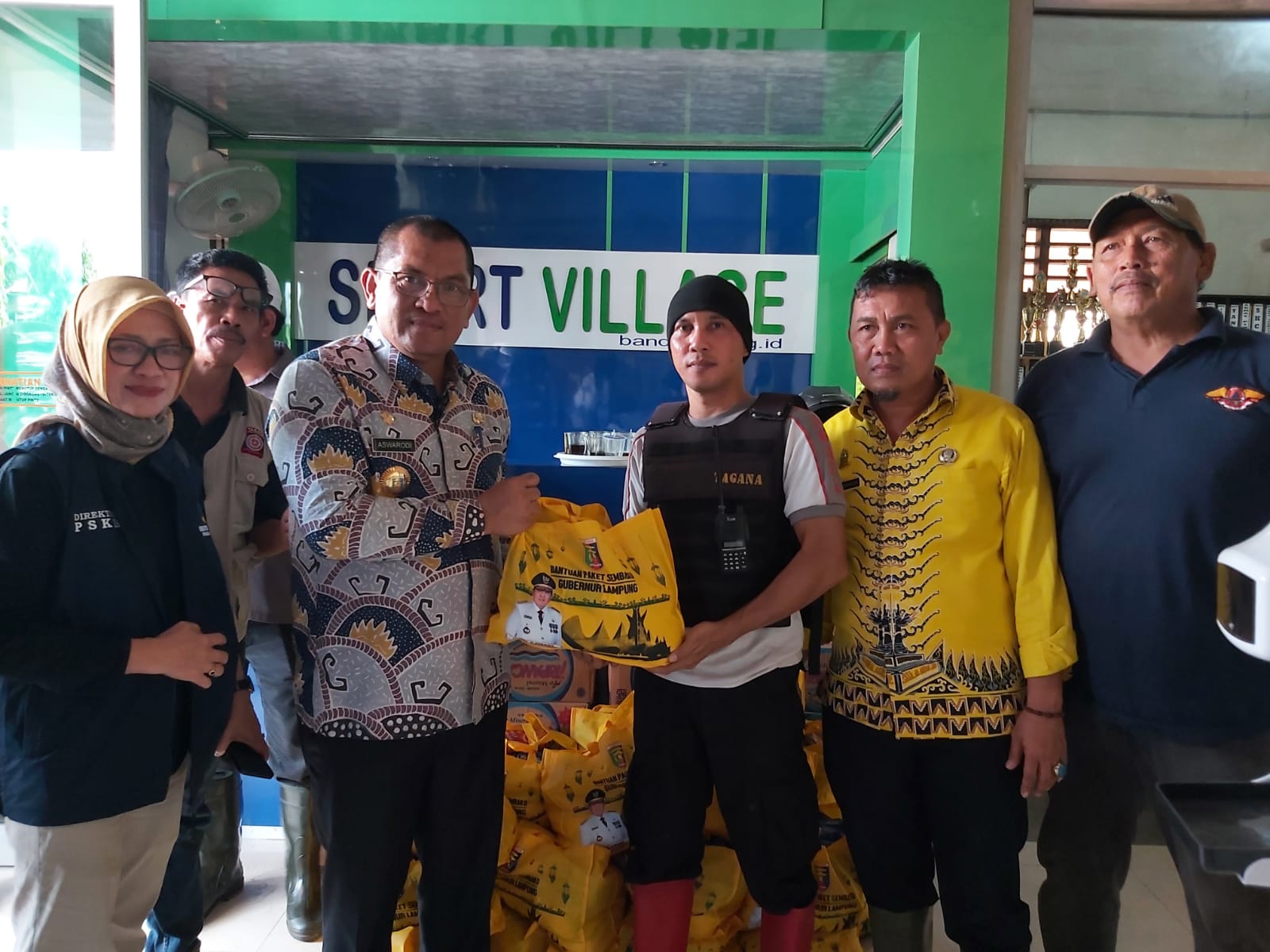 Kadis Sosial Aswarodi Sampaikan Bantuan Gubernur Lampung untuk Korban Banjir di Lampung Tengah dan Lampung Uta