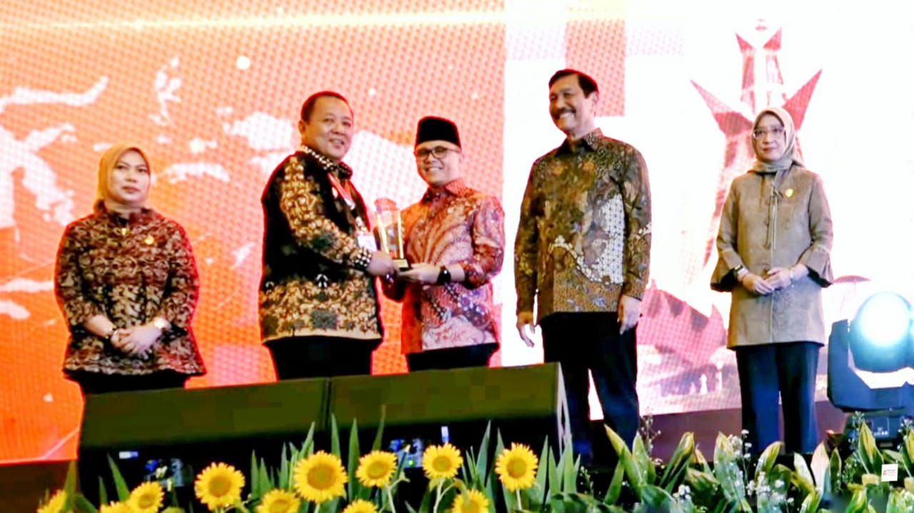 Gubernur Arinal Djunaidi Menerima Penghargaan Digital Government Award Kategori Penguatan Kebijakan Sistem Pem
