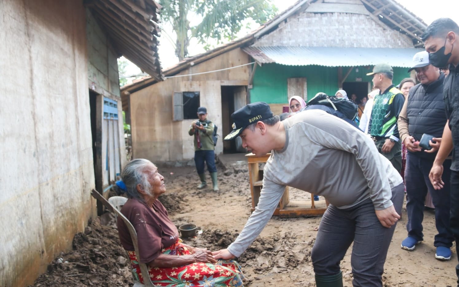 Bupati Dendi Ramadhona Tinjau Langsung Desa Terdampak Banjir