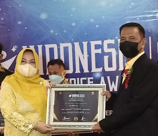 Di Kepalai Tri Priyono, SMP Negeri 1 Bandarlampung Raih Penghargaan Indonesia Best Choice Award 2021