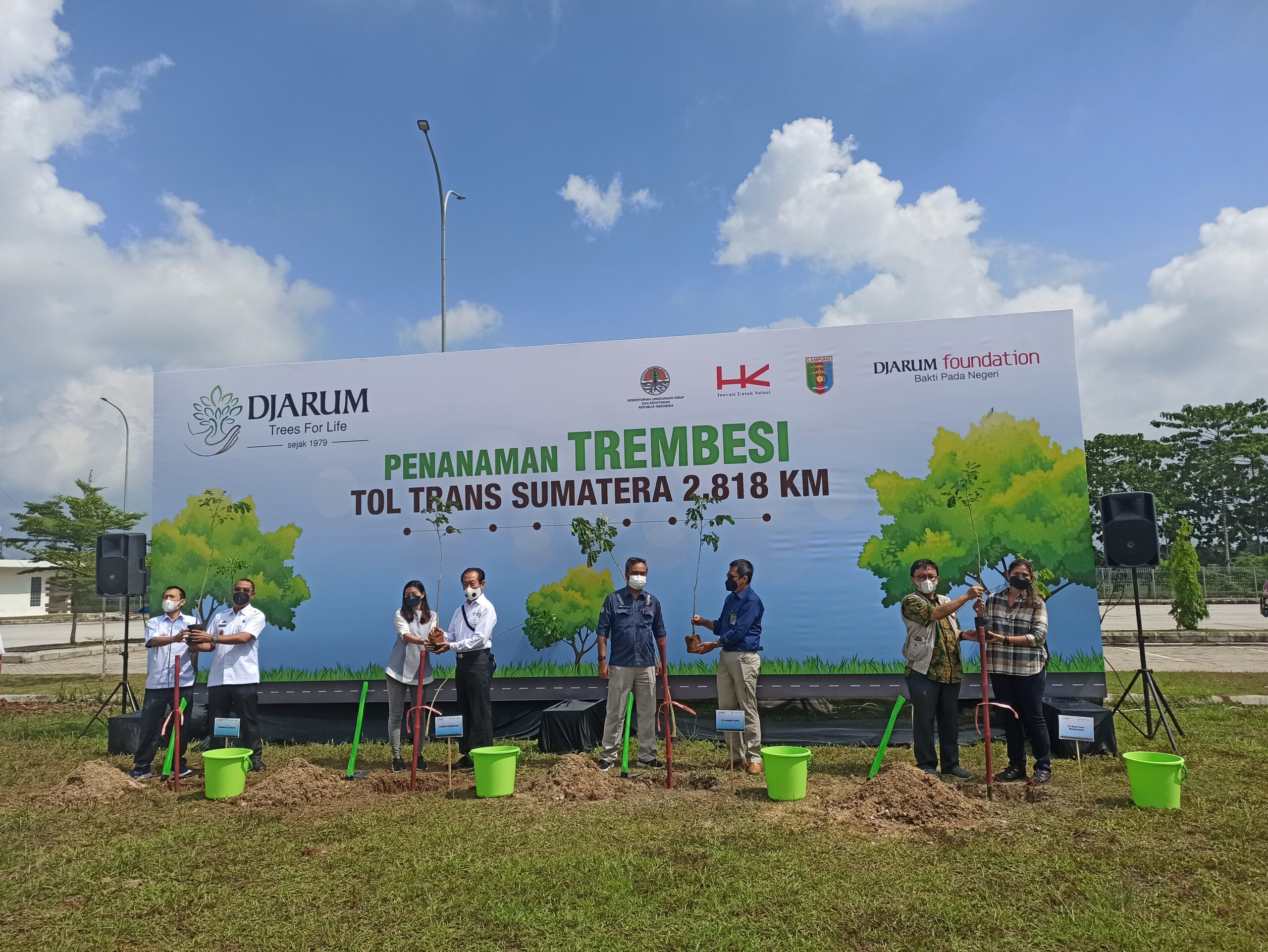 Djarum Foundation Hijaukan Tol Lampung-Palembang dengan Tanam 15 Ribu Trembesi 