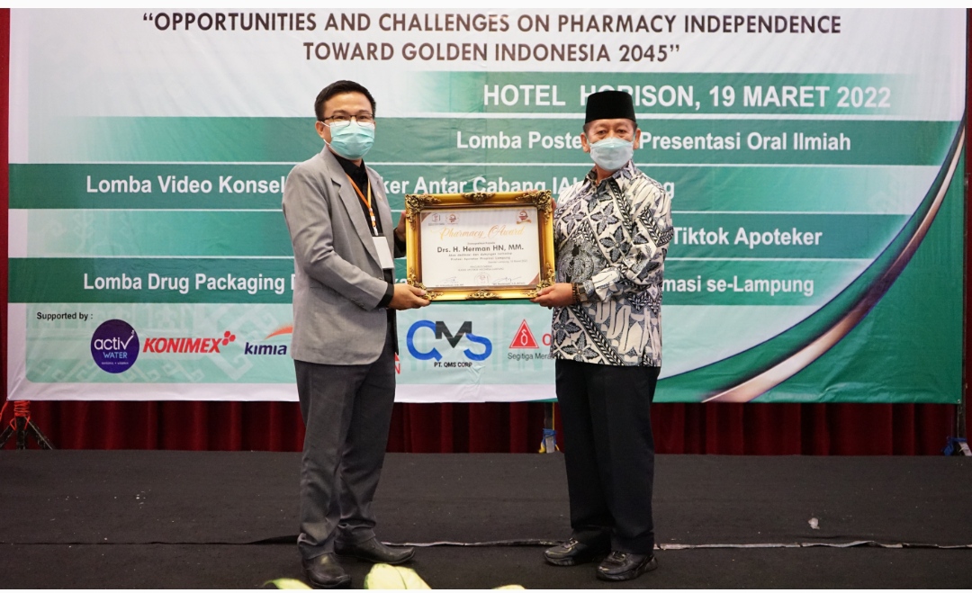 Herman HN Raih Penghargaan Pharmacy Award